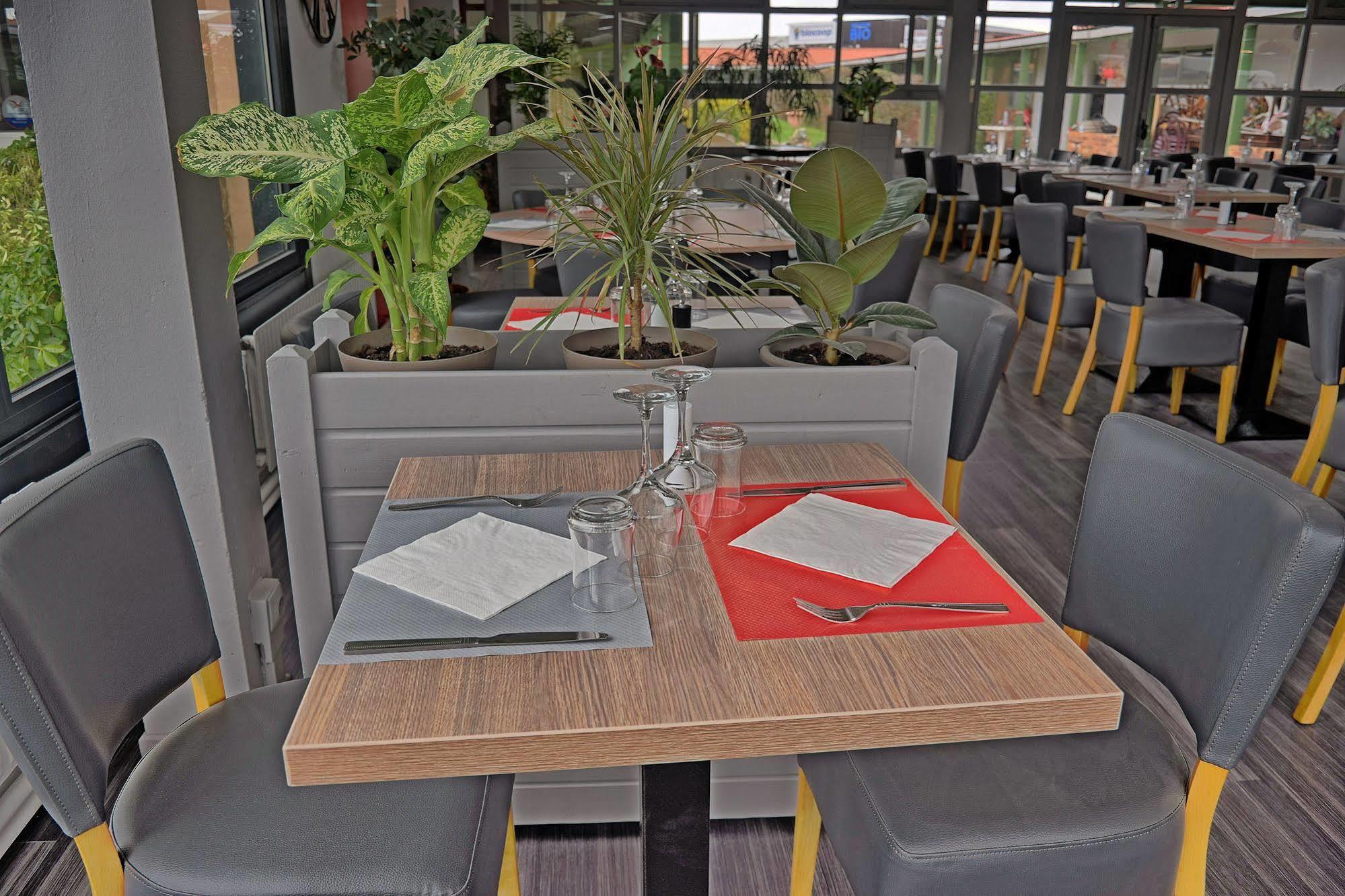 Hotel Restaurant Les Jardins D'Epone Exterior photo